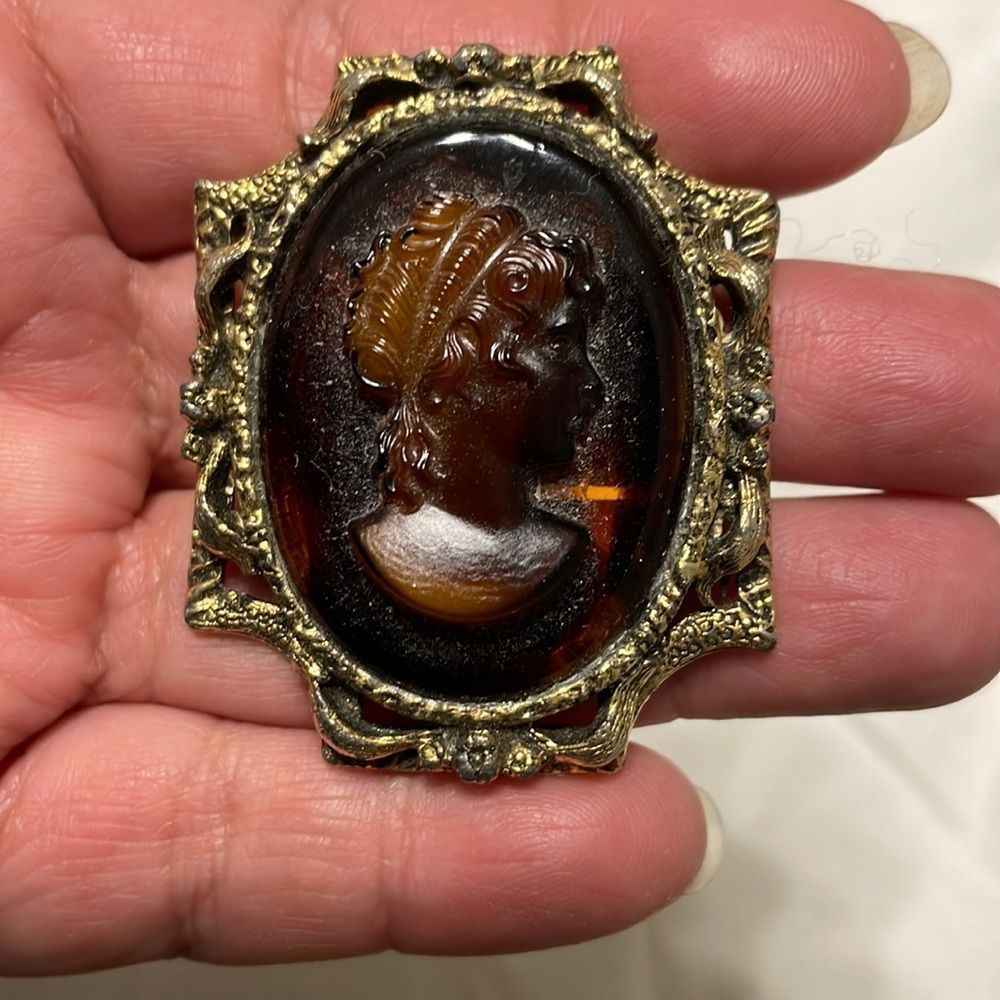 Vintage Intaglio Brooch - Picture 1 of 2